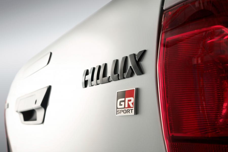 Логотип Toyota Hilux GR Sport Double Cab 2018 года  (LA) (фото 13 из 19)